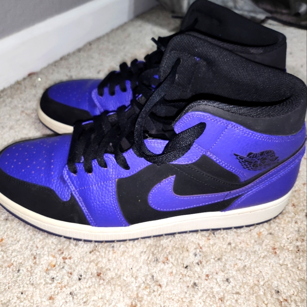 Selling a pair of black concord j's mid's